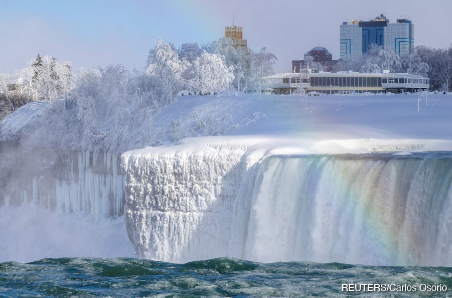 Las cataratas del Niágara congeladas atraen a turistas cautivados