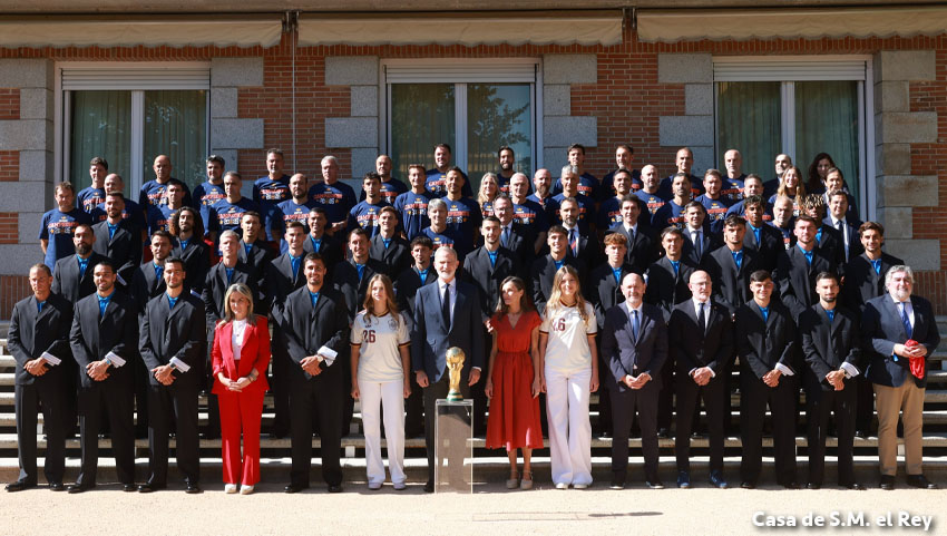 Los Reyes, la Princesa de Asturias y la Infanta Sofía, junto a la Selección Española, campeona de la Copa Mundial FIFA 2026.