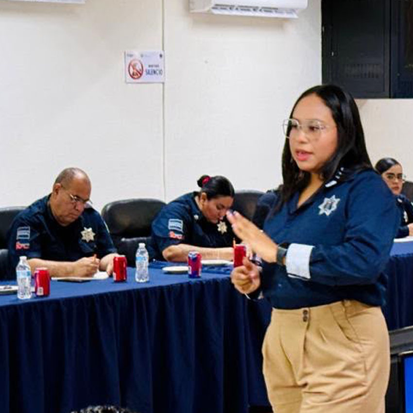 Capacitan a mandos policiales en salud emocional