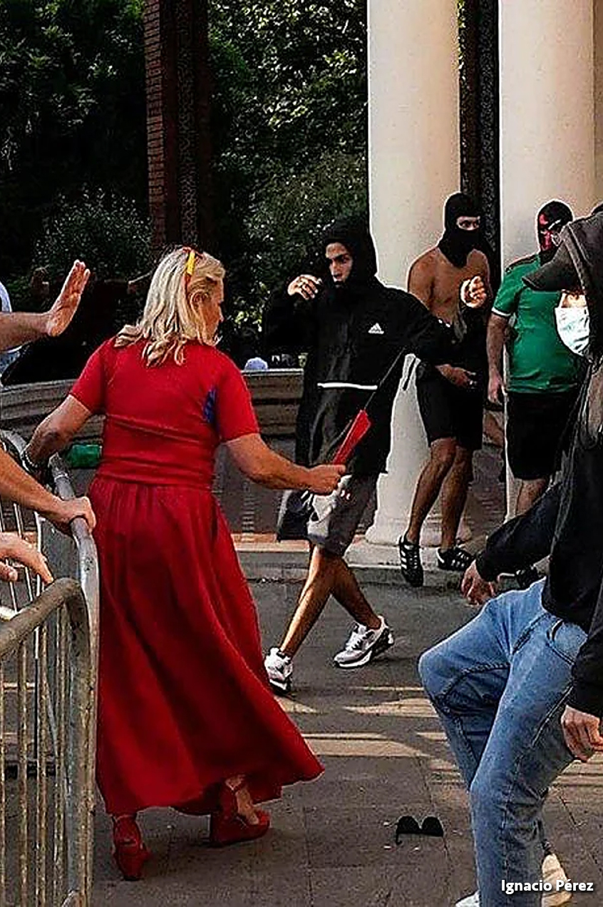 Mujer con abanico rojo