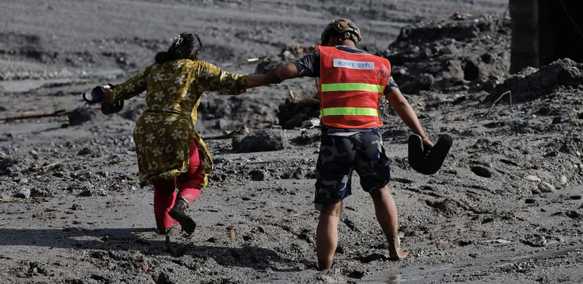 Equipos de rescate buscan víctimas tras inundación en Nepal