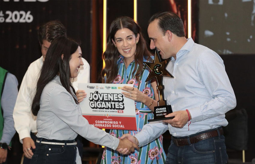 Gobernador entrega Premio Estatal de la Juventud
