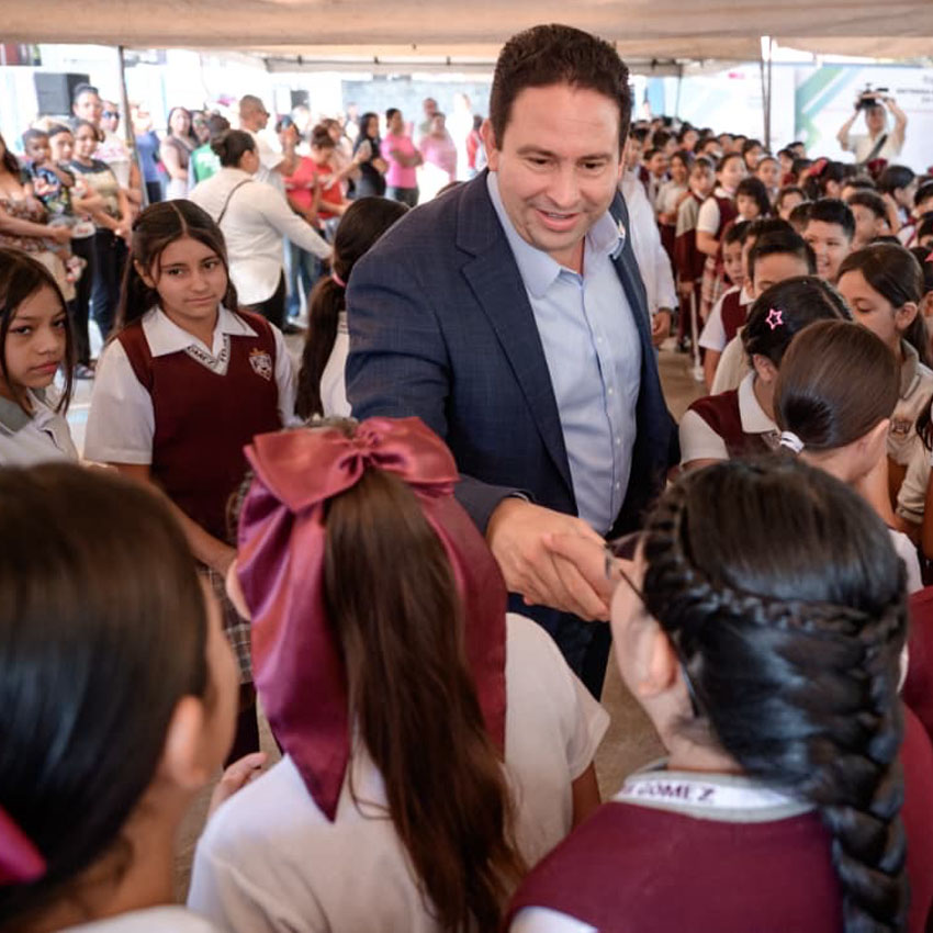 Entreha JDíaz techumbre en primaria de La Herradura